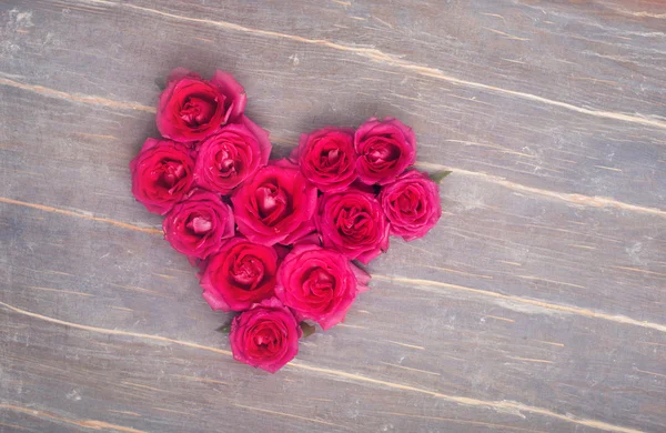 Corazón fromm flores sobre el fondo de madera —  Fotos de Stock