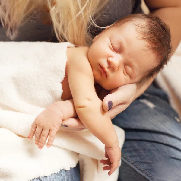 Здоровый младенец спит — стоковое фото