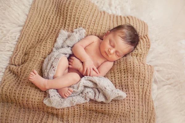 Bebê recém-nascido saudável dormindo — Fotografia de Stock