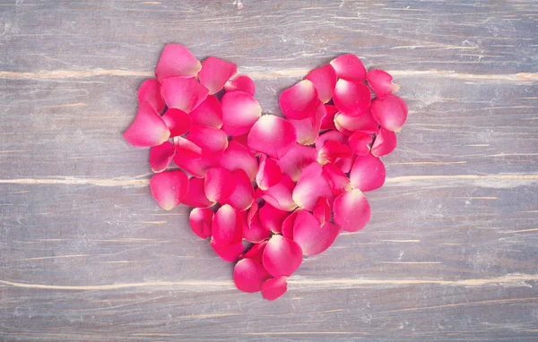 Corazón fromm flores sobre el fondo de madera —  Fotos de Stock