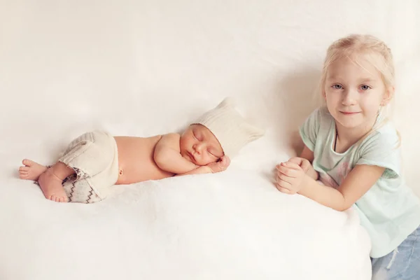 Healthy newborn baby sleeping — Stock Photo, Image