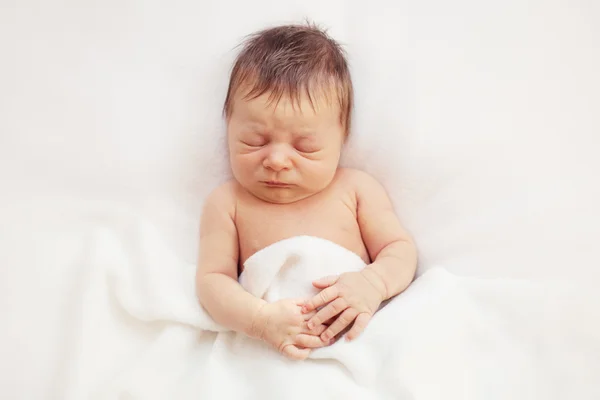 Healthy newborn baby sleeping — Stock Photo, Image