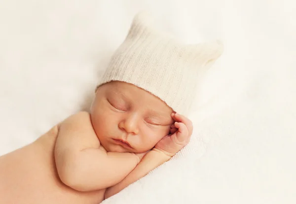 Здоровый младенец спит — стоковое фото
