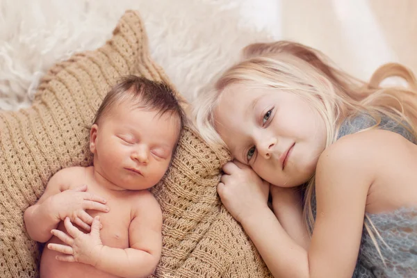 Gezonde pasgeboren baby slapen — Stockfoto