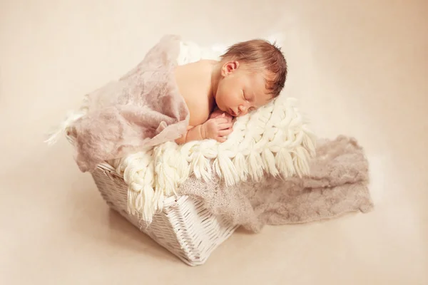 Gezonde pasgeboren baby slapen — Stockfoto
