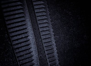 Şeflerin siyah arka planda siyah bıçakları var. Bıçakların üzerindeki su damlacıkları.