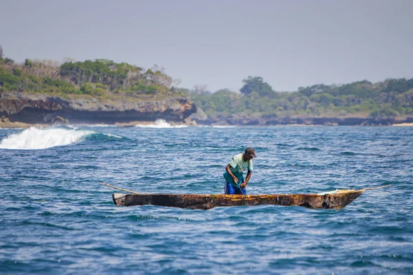 Wyspa Wasini, Kenia, AFRICA - 26 lutego 2020: Rybak na typowym drewnianym kajaku na Oceanie Indyjskim. — Zdjęcie stockowe