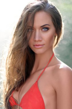 Sahilde güzel bir seksi kadın portresi 