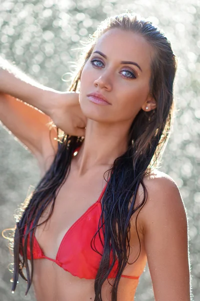 Retrato de una hermosa mujer sexy en la playa — Foto de Stock