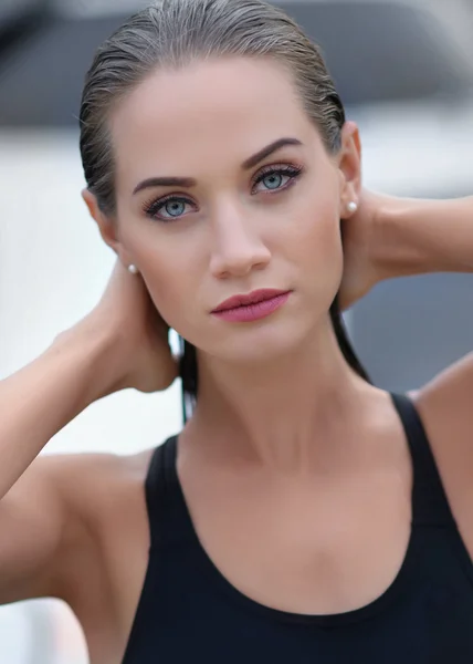 Portret van een mooie sexy vrouw op het strand — Stockfoto