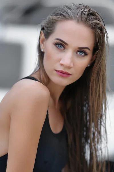 Retrato de una hermosa mujer sexy en la playa — Foto de Stock