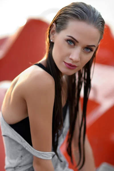 Portret van een mooie sexy vrouw op het strand — Stockfoto