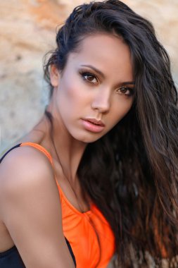 Sahilde güzel bir seksi kadın portresi 