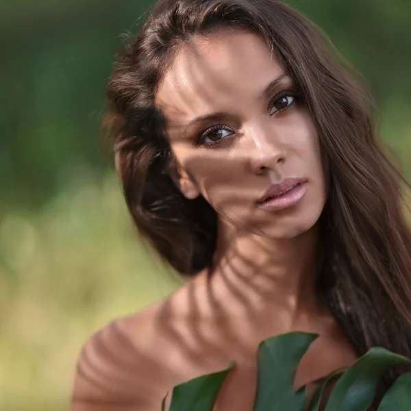 Portret van een mooie sexy vrouw op het strand — Stockfoto