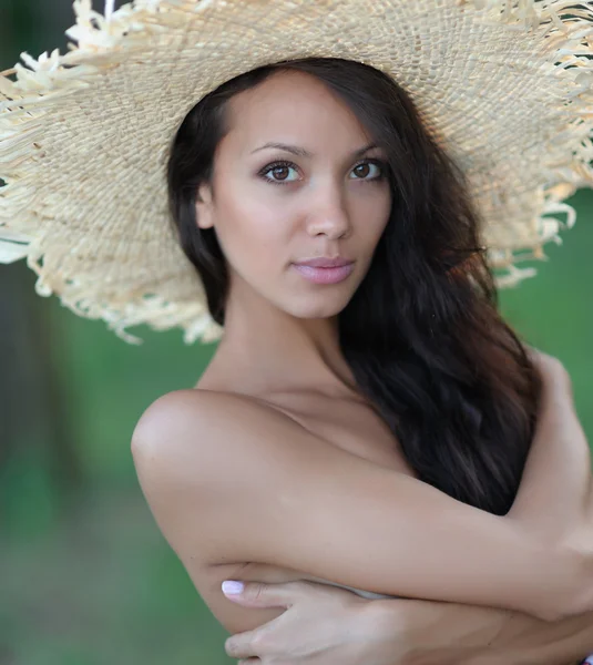 Portret van een mooie sexy meisje in zomer veld — Stockfoto