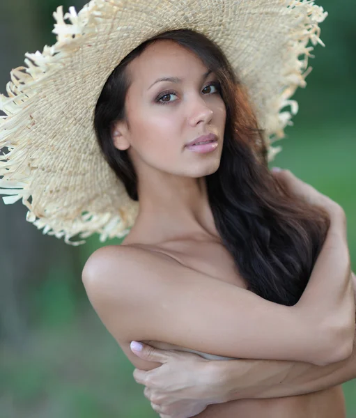 Retrato de uma bela menina sexy no campo de verão — Fotografia de Stock