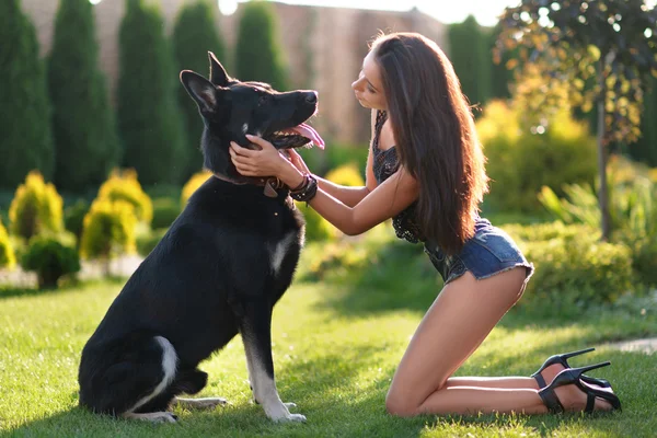 Retrato de uma menina bonita com um cão — Fotografia de Stock