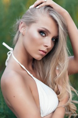 Sahilde güzel bir seksi kadın portresi 