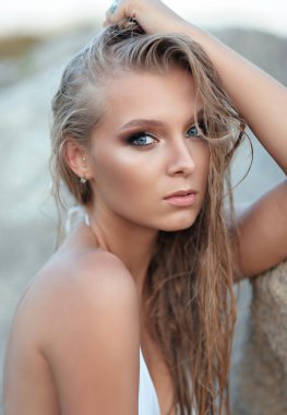 Sahilde güzel bir seksi kadın portresi 