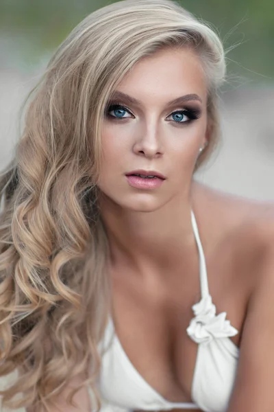 Portrait of a beautiful sexy woman on the beach — Stock Photo, Image