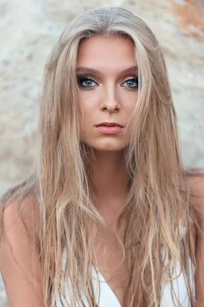 Porträtt av en vacker sexig kvinna på stranden — Stockfoto