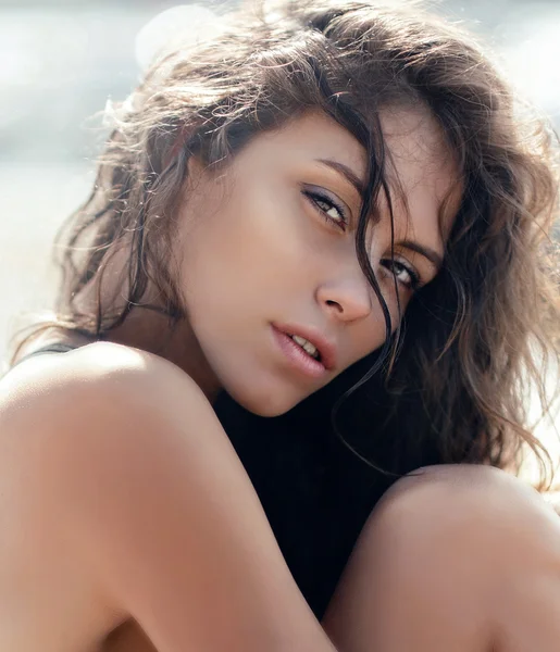 Retrato de una hermosa mujer sexy en la playa — Foto de Stock