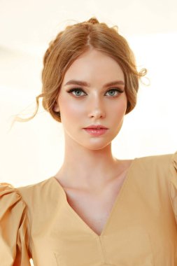 Çekici bir kızın portresi.