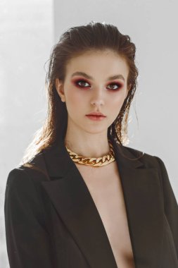 Çekici bir kızın portresi.