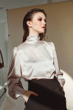 Çekici bir kızın portresi.