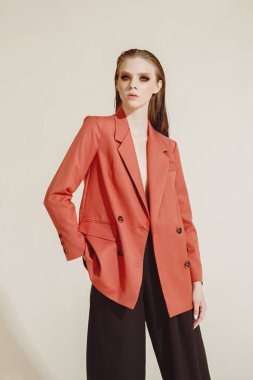 Çekici bir kızın portresi.