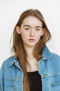 Çekici bir kızın portresi.