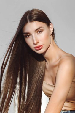 Çekici bir kızın portresi.