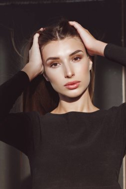 Çekici bir kızın portresi.