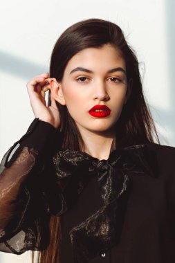 Çekici bir kızın portresi.