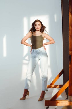 Çekici bir kızın portresi.