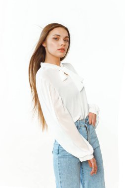 Çekici bir kızın portresi.