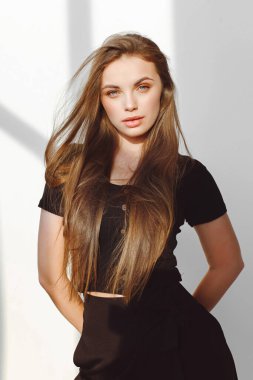 Çekici bir kızın portresi.