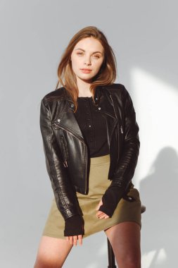 Çekici bir kızın portresi.