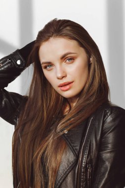 Çekici bir kızın portresi.