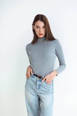 Çekici bir kızın portresi.