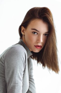 Çekici bir kızın portresi.