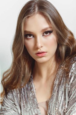 Çekici bir kızın portresi.