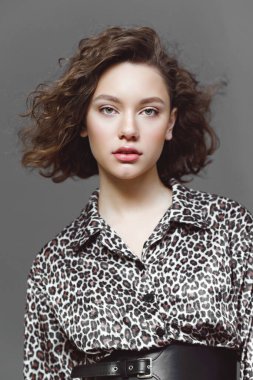 Çekici bir kızın portresi.