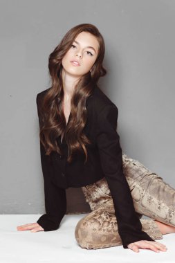 Çekici bir kızın portresi.