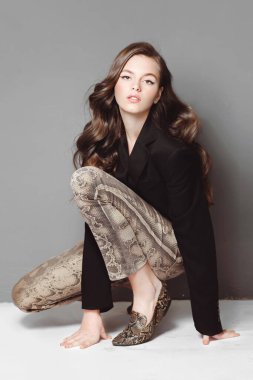 Çekici bir kızın portresi.