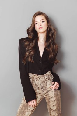 Çekici bir kızın portresi.