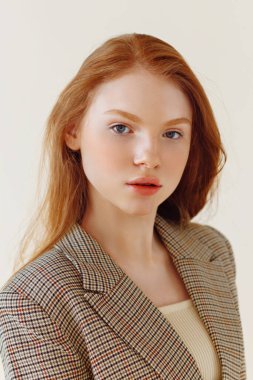 Çekici bir kızın portresi.