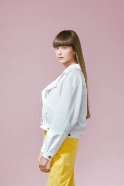 Çekici bir kızın portresi.