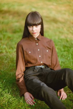 Çekici bir kızın portresi.