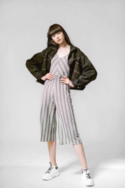 Çekici bir kızın portresi.